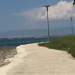 Laura 1 *