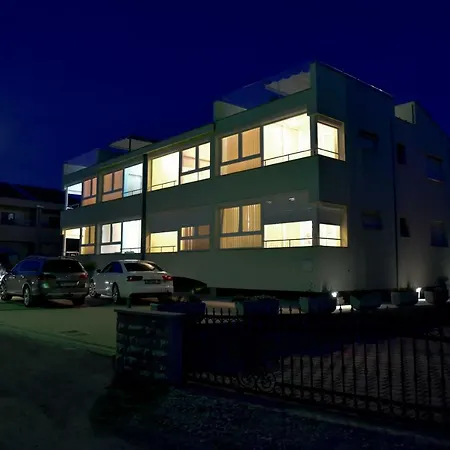 Apartman Laura 1 *