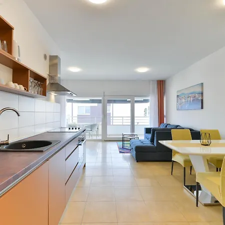 Apartman Laura 1 *