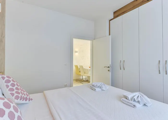 Laura 1 * פריבלאקה