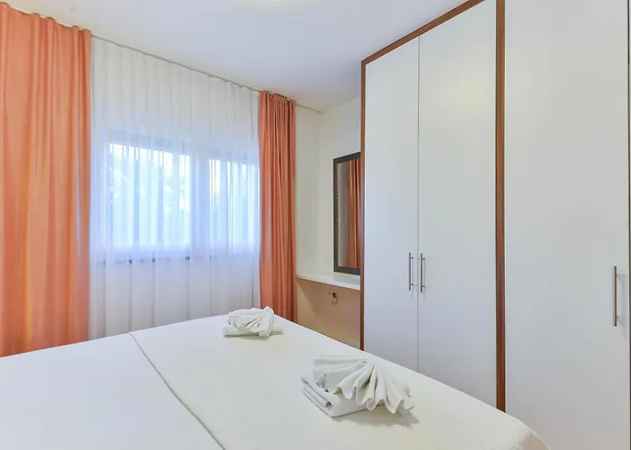 Laura 1 * פריבלאקה