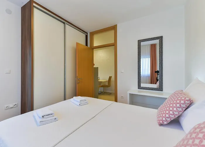 Laura 1 * פריבלאקה