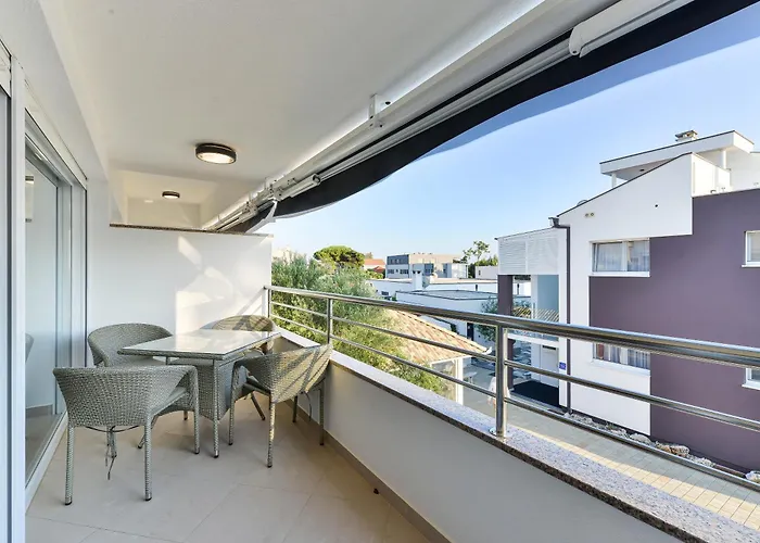 Laura 1 * פריבלאקה