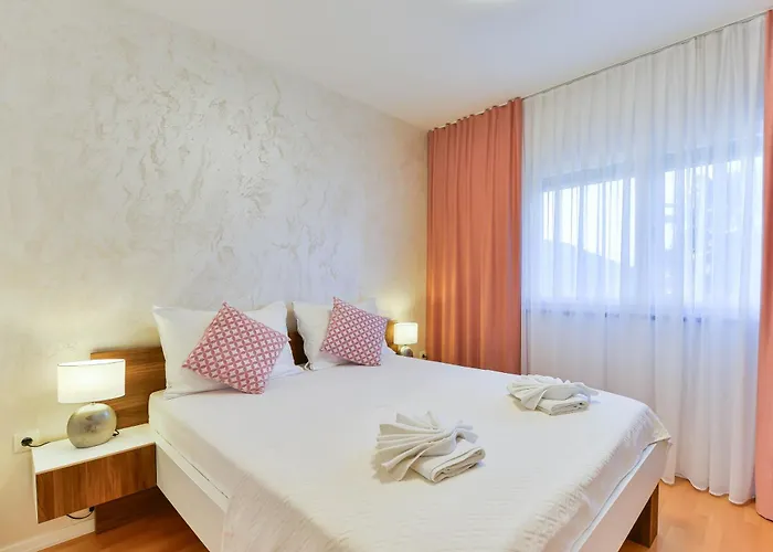 Laura 1 * פריבלאקה