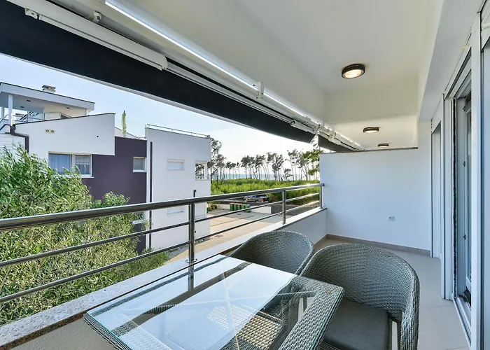 Laura 1 * פריבלאקה